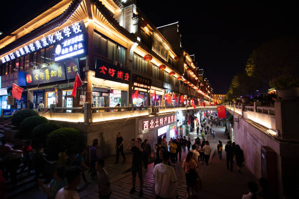 die hui food straße in xi 'an, china - muslim quarter stock-fotos und bilder