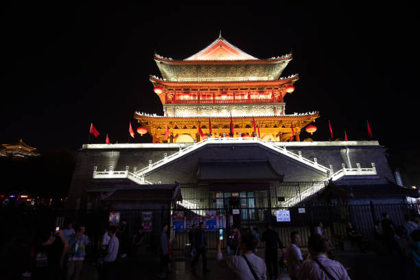 die hui food straße in xi 'an, china - muslim quarter stock-fotos und bilder