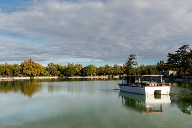 parque público chamado casa de campo, com as cores do outono, na cidade de madrid - casa de campo - fotografias e filmes do acervo