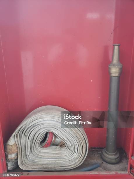 Selang Radiator Hydrant Selang Hidran Dan Nozzle Di Hydrant Box Foto Stok - Unduh Gambar ...