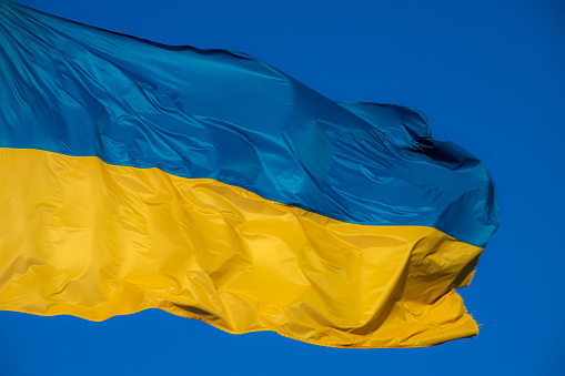 Bandera ucraniana en el viento. Contra el fondo del cielo photo