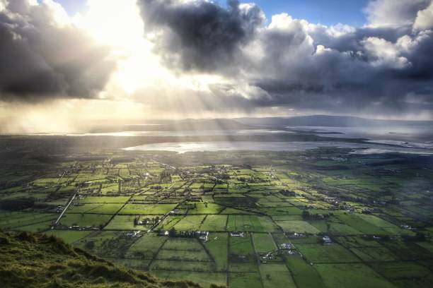 Irish Light Sun breaking through the clouds in County Sligo ben bulben stock pictures, royalty-free photos & images