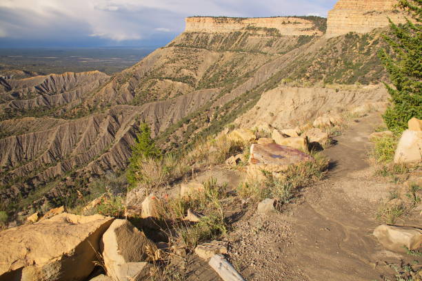 knife edge trail w mesa verde np w kolorado w usa - knife edge zdjęcia i obrazy z banku zdjęć