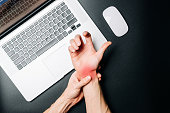 karpaltunnelsyndrom-handschmerzen-im-handgelenk-des-mannes-arthritis-office-syndrom-ist-folge.jpg?b=1&s=170x170&k=20&c=_jQSf_KzGZ0eKVztLu6Wq2jLYiS7FR8HxNmC76g-aTI=