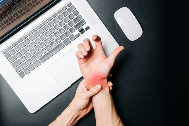 carpal tunnel syndrome. hand pain in man injury wrist. arthritis office syndrome is consequence of computer. health care and medical concept. - carpaletunnelsyndroom stockfoto's en -beelden