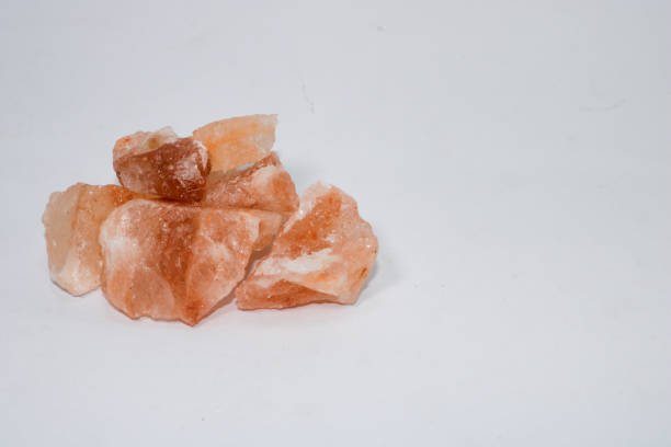 コピースペースを持つ孤立した白い背景にピンクの塩岩。 - healthcare and medicine iodine salt isolated on white ストックフォトと画像