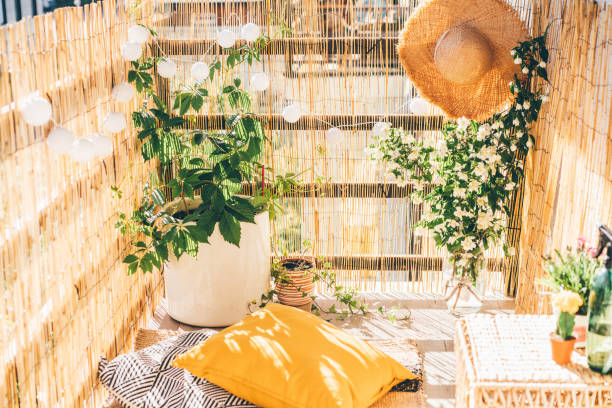 terrazza di bambù ecologica. cuscini arancioni sul pavimento. - balcony foto e immagini stock