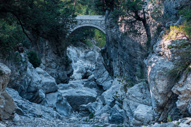 antike römische brücke über eine schattige schlucht in der kesme bogazi schlucht, türkei - roman antalya turkey restoring stock-fotos und bilder