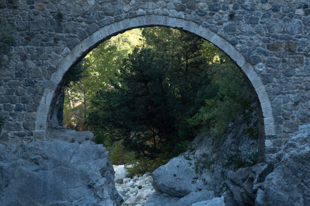 bogen der antiken römischen brücke über einen bergfluss in der kesme bogazi schlucht, türkei"n"n - roman antalya turkey restoring stock-fotos und bilder