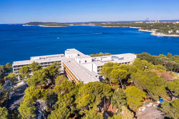 uma vista aérea do luxuoso hotel grand brioni em pula, istria, croácia - brioni - fotografias e filmes do acervo