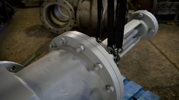 Manufacturing of steel gate valves in an industrial plant. Industrial manufacturer valve. check valve, gate valve, butterfly valve and strainer. Industrial big dimentions gate valves. válvula de fabricante industrial. válvula de retención, válvula de compuerta, válvula de mariposa y colador. válvulas de compuerta industriales de grandes dimensiones. fabricación de válvulas de compuerta de acero en una planta industrial