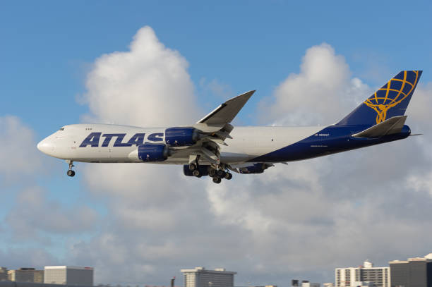 アトラスエアボーイング747-87uf - boeing boeing 747 airplane cargo container ストックフォトと画像