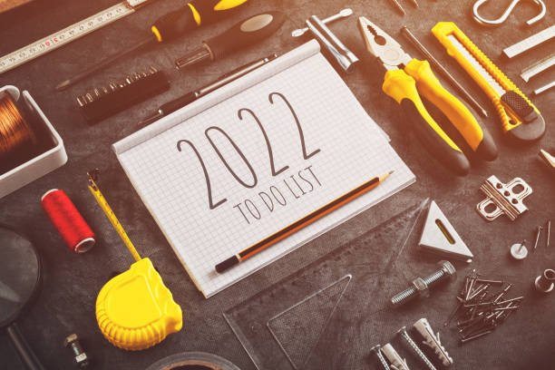 2022 to do list, различные инструменты do it yourself diy и ноутбук на столе в мастерской - carpentry toolbox craft product work tool стоковые фото и изображения