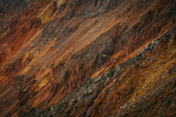 fondo escénico de la naturaleza de la montaña multicolor. colorido telón de fondo natural de rocas abigarradas. grandes rocas multicolores de colores vivos. hermosas rocas doradas rufas de color rojo anaranjado. primer plano de la montaña abigarrada. - talus fotografías e imágenes de stock