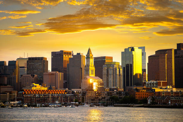 boston stadtbild bei sonnenuntergang - boston urban scene skyline skyscraper stock-fotos und bilder