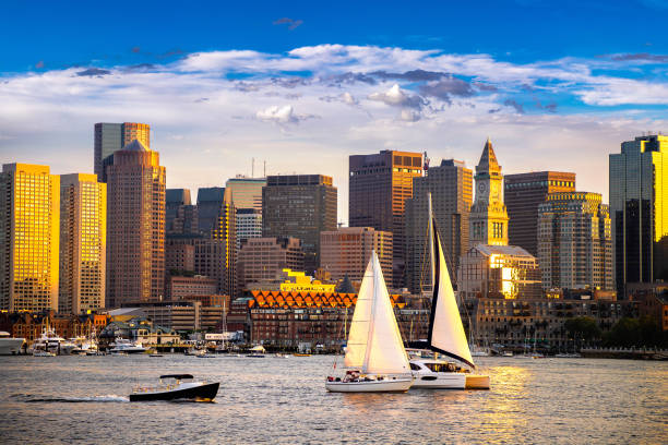 paysage urbain de boston au coucher du soleil - building exterior day tower clock photos et images de collection