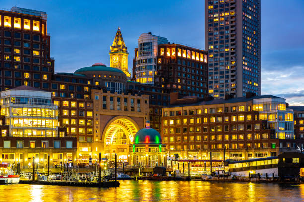 paisagem urbana de boston à noite - rowes wharf - fotografias e filmes do acervo