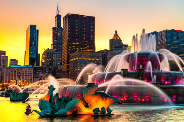 buckingham fountain in chicago - chicago fountain skyline night imagens e fotografias de stock