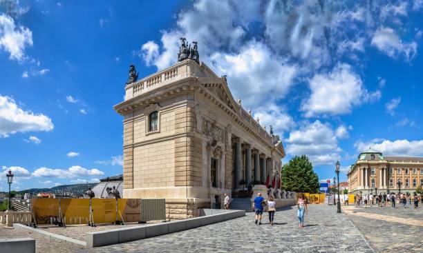 patio de leones del palacio del castillo de buda en budapest, hungría - street royal palace of buda budapest hungary fotografías e imágenes de stock