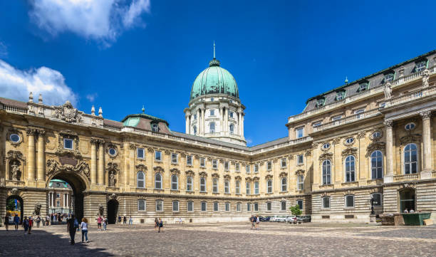 patio de leones del palacio del castillo de buda en budapest, hungría - street royal palace of buda budapest hungary fotografías e imágenes de stock