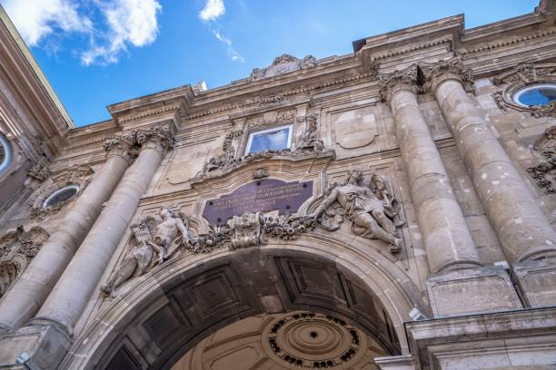 patio de leones del palacio del castillo de buda en budapest, hungría - street royal palace of buda budapest hungary fotografías e imágenes de stock