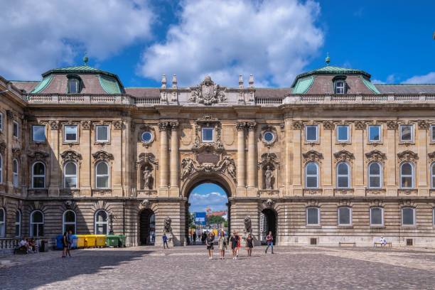 patio de leones del palacio del castillo de buda en budapest, hungría - street royal palace of buda budapest hungary fotografías e imágenes de stock