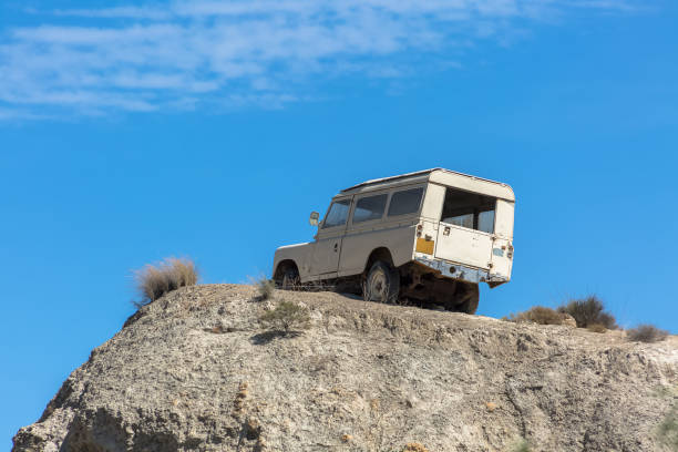 vista desde el vehículo todo terreno en la cima de la montaña en un terreno seco y desértico - off road vehicle quadbike 4x4 stationary fotografías e imágenes de stock