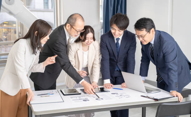plusieurs hommes d’affaires rencontrant des images de différentes générations - laptop japanese ethnicity businessman desk photos et images de collection