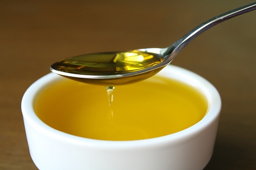 Aceite de oliva natural en el bol photo