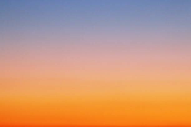 красочное небо на закате над мадридом. - закат солнца стоковые фото и изображения