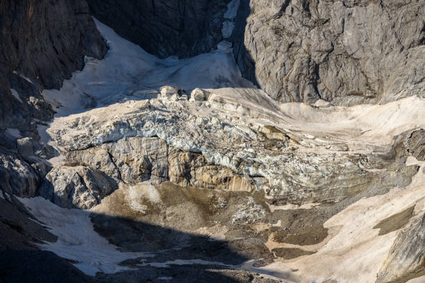 オウレット・ド・ガウレの避難所から見たヴィニュネマレ山塊のウレット氷河(ピレネー国立公園、カテレ、フランス) - gaube ストックフォトと画像