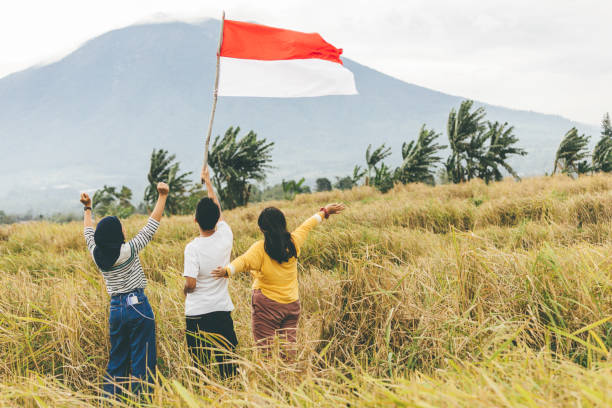 若いアジアの大人はインドネシア独立記念日を祝う - インドネシア国旗 ストックフォトと画像