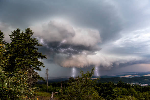 clima severo - mammatus cloud fotografías e imágenes de stock