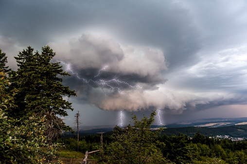 A Znwetter with lightning strikes rolls over the Taunus