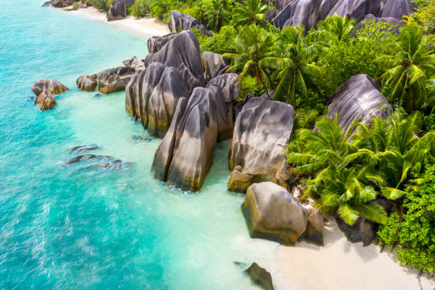 anse source d'argent - the most beautiful beach of seychelles. la digue island, seychelles - flag of seychelles imagens e fotografias de stock