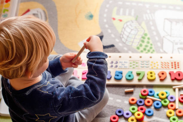 아기 유아 는 초기 개발. 나무 스택과 무지개 색상 학습 게임을 계산합니다. 아이는 색상과 숫자를 배운다 - block child play toy 뉴스 사진 이미지