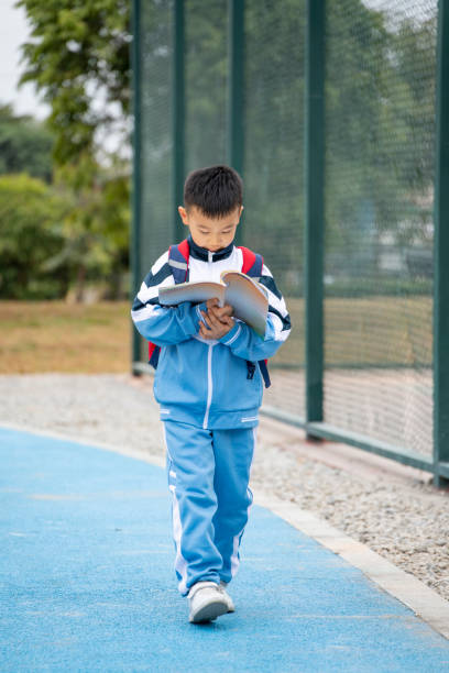 裁判所で読書をする小学生 - campus university walking school ストックフォトと画像