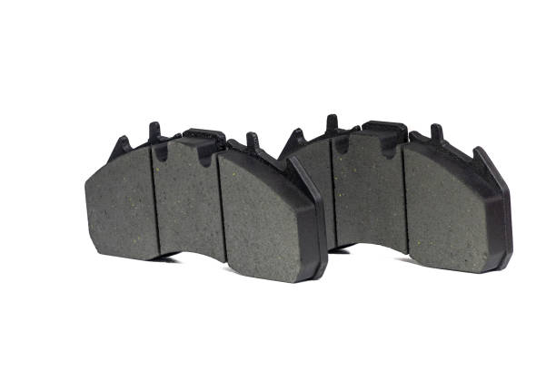 пара новых тормозных колодок на изолированном белом фоне - part of vehicle brake disc brake pad isolated стоковые фото и изображения