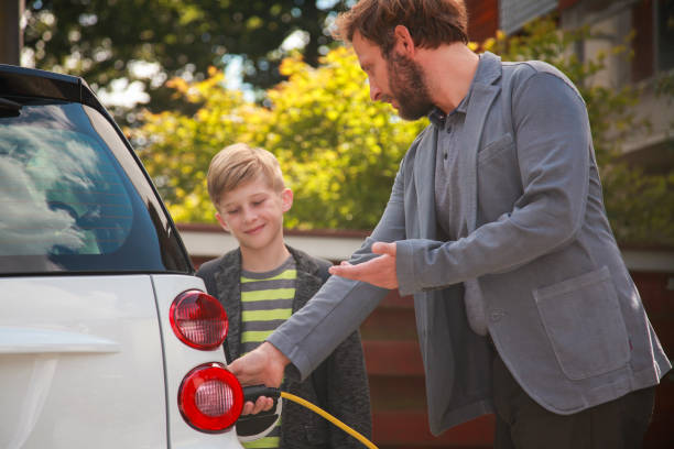 electric car charging - fuel efficiency imagens e fotografias de stock