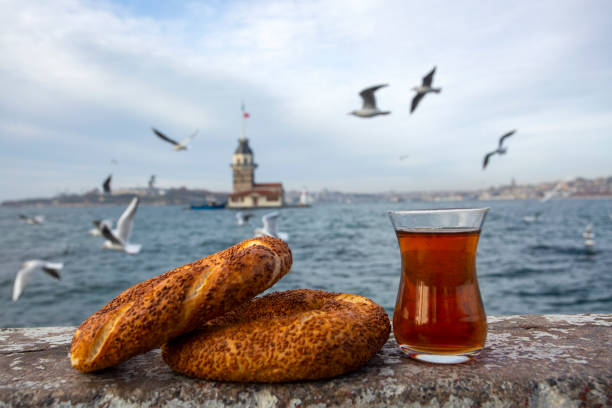 maiden tower (kiz kulesi) e tè turco, bagel turco, istanbul - turchia - simit foto e immagini stock