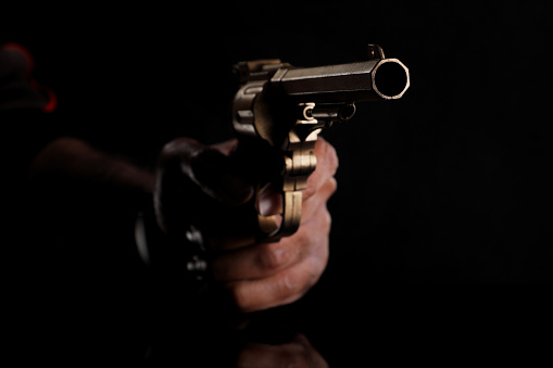 Pistola de arma o pistola apuntada - Crimen, concepto de asesinato photo
