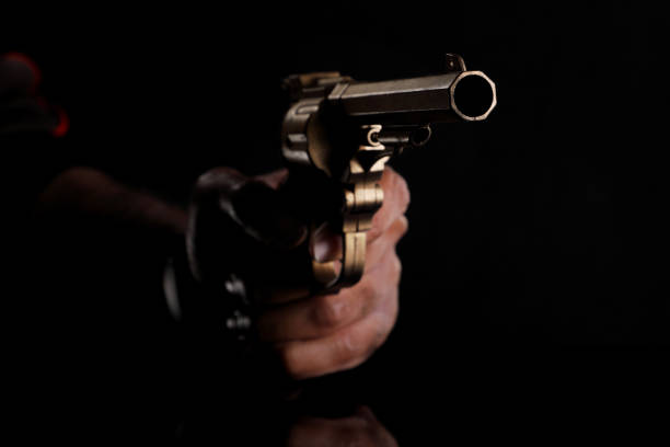 pistola de arma o pistola apuntada - crimen, concepto de asesinato - target shooting gun handgun shooting fotografías e imágenes de stock