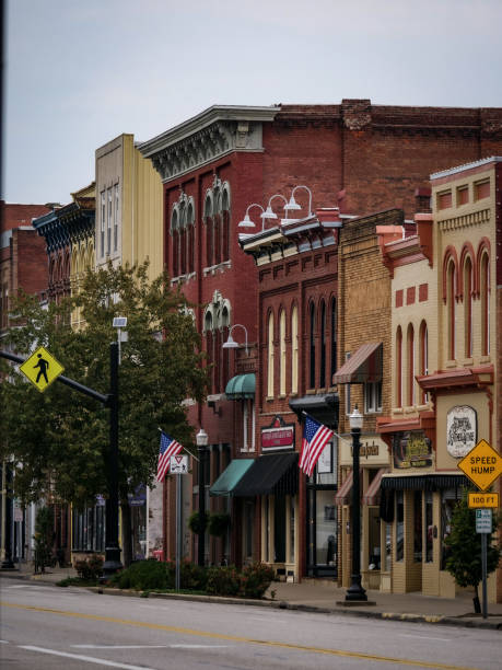 immagini di piccole città americane, marietta, ohio - segnale che indica il centro foto e immagini stock