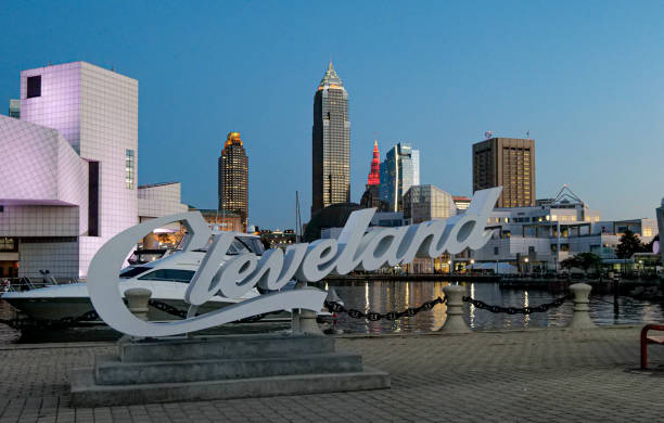 twilight and sunset pictures of downtown cleveland and lake erie - cleveland imagens e fotografias de stock