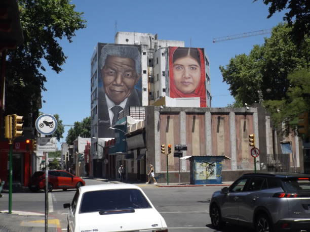 nelson mandela e malala yousafzai mural em uma parede de um edifício residencial na rua. - graffiti men wall street art - fotografias e filmes do acervo