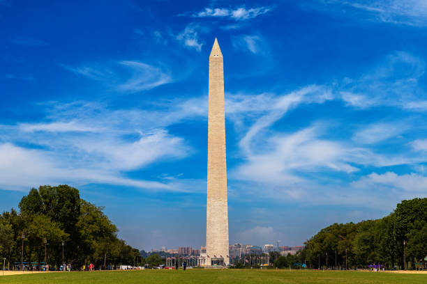 washington monument in washington dc - washington dc monument sky cloudscape imagens e fotografias de stock