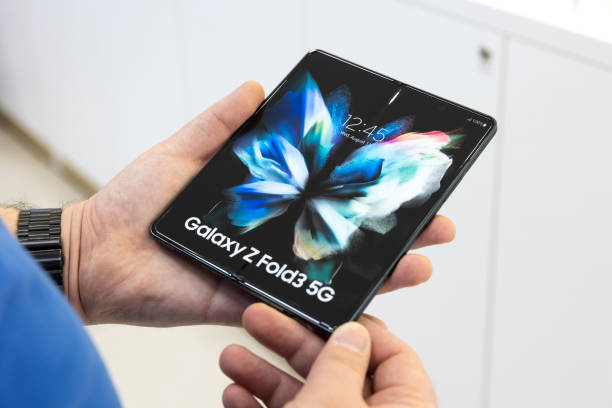 samsung galaxy z fold 3 5g смартфон - collapsible стоковые фото и изображения