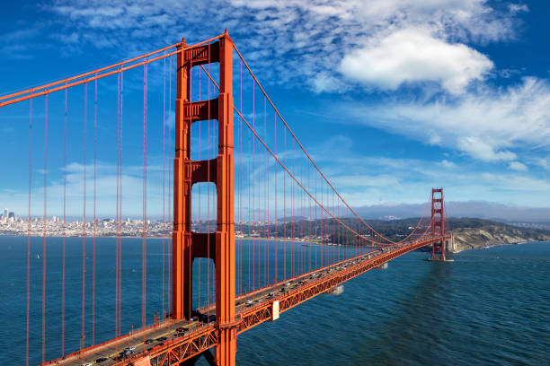 golden gate-brücke in san francisco - orange golden gate bridge tower suspension bridge stock-fotos und bilder