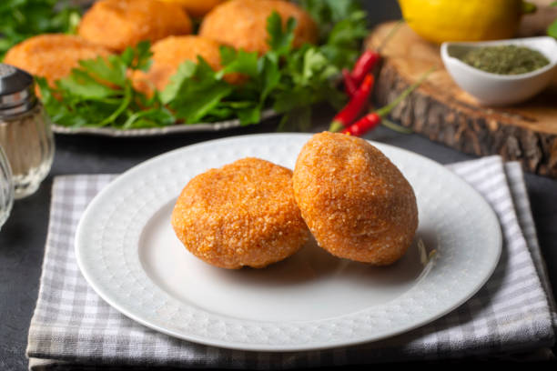 il kibbeh è un piatto popolare nella cucina mediorientale (nome turco; icli kofte - adana icli koftesi) - 16611 foto e immagini stock