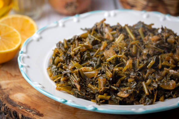 comida tradicional e deliciosa turca; hibisco - prato malva (nome turco; ebe gumeci - ebegumeci yemegi, kavurma) - 16620 - fotografias e filmes do acervo